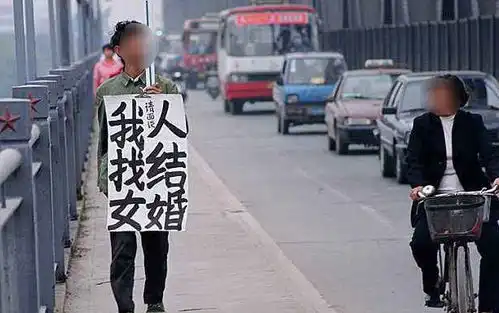 父亲还没去世,儿子就着急为母亲找对象,母亲为让儿媳高兴