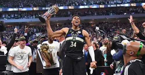 完成科比挑战字母哥拿到两个mvp,又拿到了总冠军和fmvp