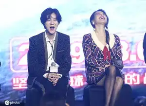 舒淇在鹿晗身边变迷妹,表情娇羞歪起头,说是为了鹿晗接下电影