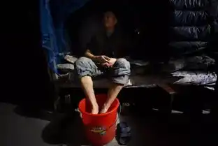 民工缩在被窝和妻子视频,一张图里多少离别相思