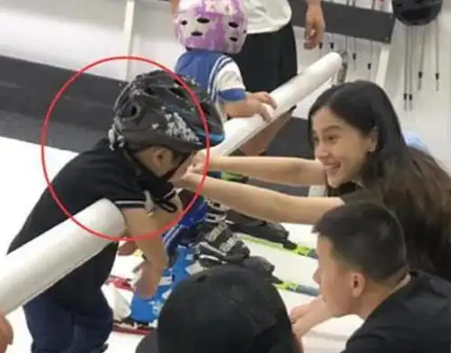 baby陪儿子学轮滑,小海绵侧脸出镜自带桃花眼,帅成全场颜值巅峰