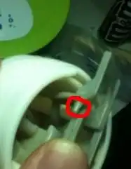 买的保温杯按压的盖子被我弄掉下来不知道怎么装回去里面有个塑料小槽还有一个弹簧不知道怎么装回去