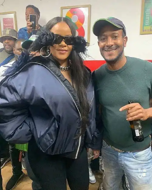 rihanna产后首次公开露面与男友现身音乐节引歌迷围观