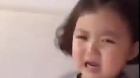 女儿经典摇头晃脑表情包出处