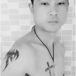 怎样把这张照片缩小到微信头像那么大,最好纹身都留着,上面水龙头去掉,谢谢