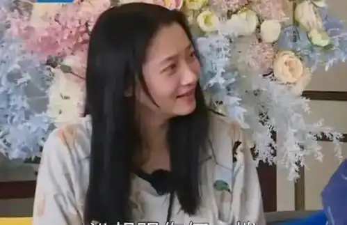 王牌关晓彤素颜出镜,大笑失去表情管理,真实模样太素人......