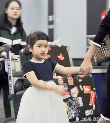 包贝尔包文婧女儿现身机场,饺子活蹦乱跳表情包不断,越长越漂亮