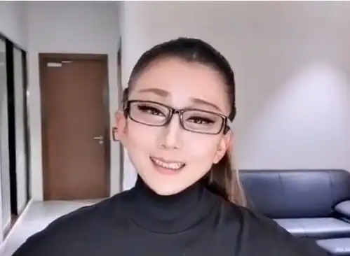 组图61岁杨丽萍近照妆容精致没皱纹表情不太自然被嘲脸僵