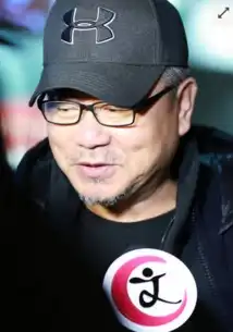 金马影帝范伟低调回京接受采访表情淡然