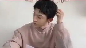 睡眼惺忪一动不动镜中的人表情放松千玺原来我的歌是这样用的