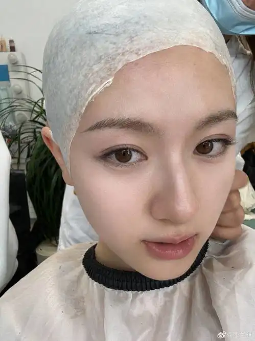 李兰迪晒老年妆上妆过程满脸皱纹十分逼真