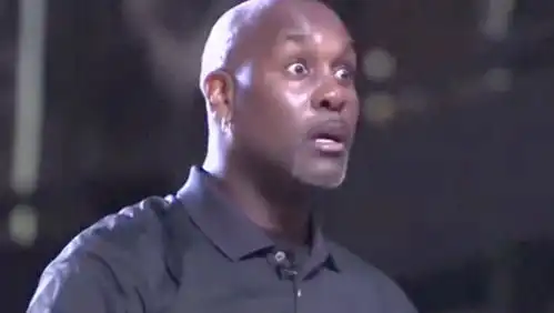 哇哦,这个灌篮灌的也太帅了,这吃惊的表情,真是厉害了