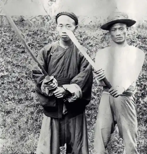 晚清刑场照片犯人被斩时民众表情麻木,浸猪笼的女子神情绝望