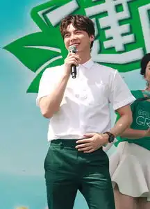 原来是表情帝李易峰出席活动挠头叉腰吐舌头萌动像政委附体