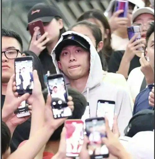 张一山遭粉丝围堵,表情令人喷饭,网友像极了被老师拖堂的我