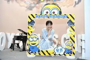 胡可沙溢为安吉庆祝8岁生日,被父母献吻后安吉的表情亮了