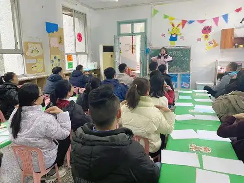 九龙坡区歇台子小学蒲公英幼儿园召开新学期家长会