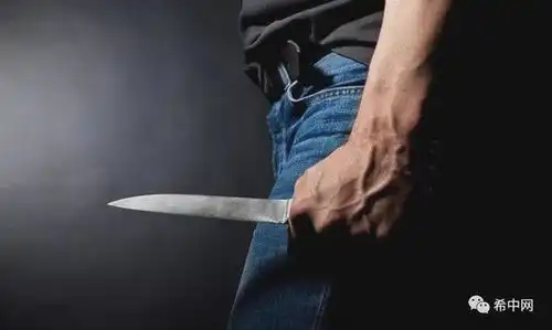雅典市中心发生持刀抢劫18岁少年被捅重伤,与死神擦肩而过