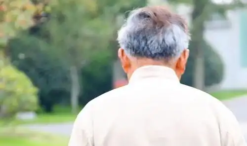 老了有白头发很正常,若是出现在三个部位,或在暗示身体出毛病了