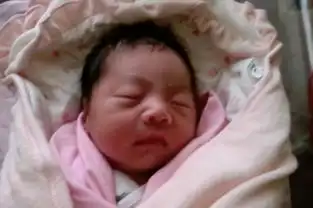 女儿越看越不像自己,爸爸拿一根头发做亲子鉴定,结果一家全乱套