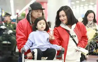 包贝尔夫妇穿情侣装现身女儿包饺子扮鬼脸萌翻了