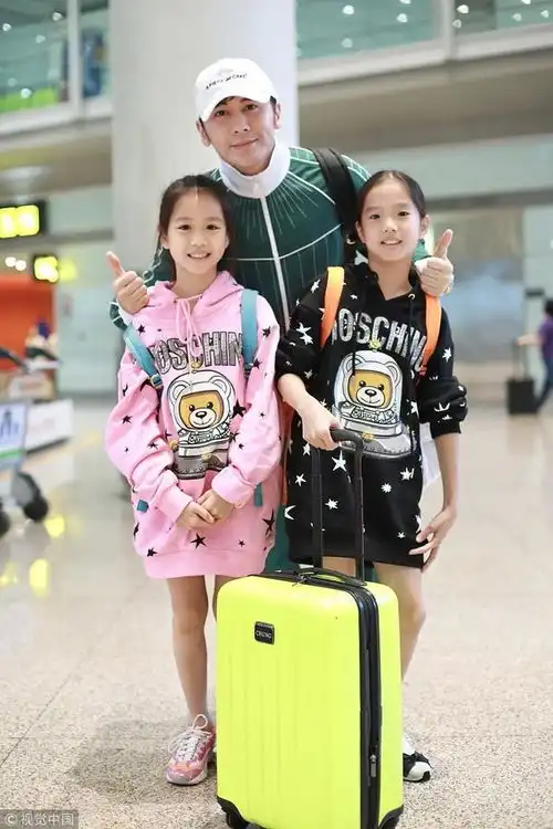 一言不合就亲亲张伦硕钟丽缇当俩女儿面热吻女儿考拉表情亮了