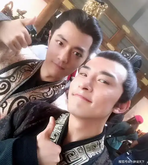 狼殿下幕后照被曝,肖战和多位高甜美女合影,搞怪表情太可爱