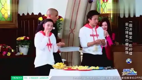 邓超挑战用享受的表情吃柠檬,一口下去酸到打健身教练,太逗了