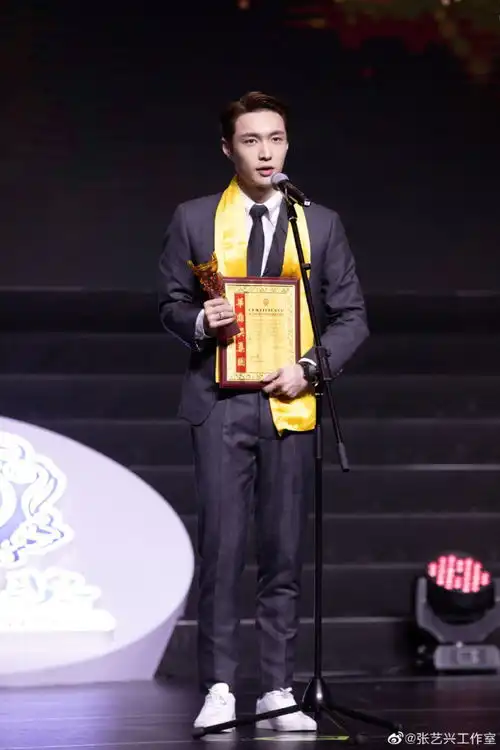 黄渤恭喜张艺兴获华鼎奖最佳男配角奖,颁奖前艺兴的表情很抢镜