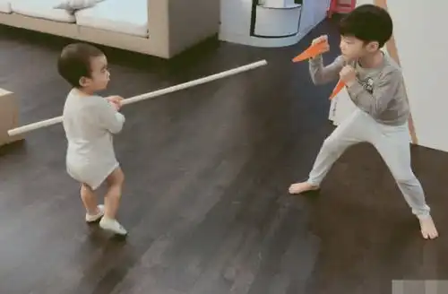 吴京俩儿子比武,老父亲一旁观战,吴所谓拿鞋拔子做武器姿势专业
