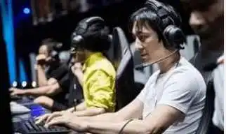 王思聪有新欢玩起lol被林更抛弃,王思聪什么表情