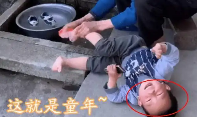 爷爷给孙子硬核刷脚,小孙子全程面目狰狞,网友足够酸爽
