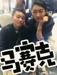 周冬雨素颜现身机场,与男粉丝搭肩合影,摆出一副不情愿的样子,完全就是冷漠脸