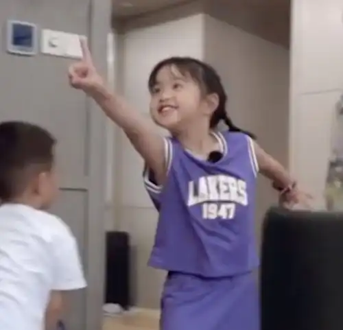 组图包贝尔女儿包饺子古灵精怪变行走的表情包惹人爱